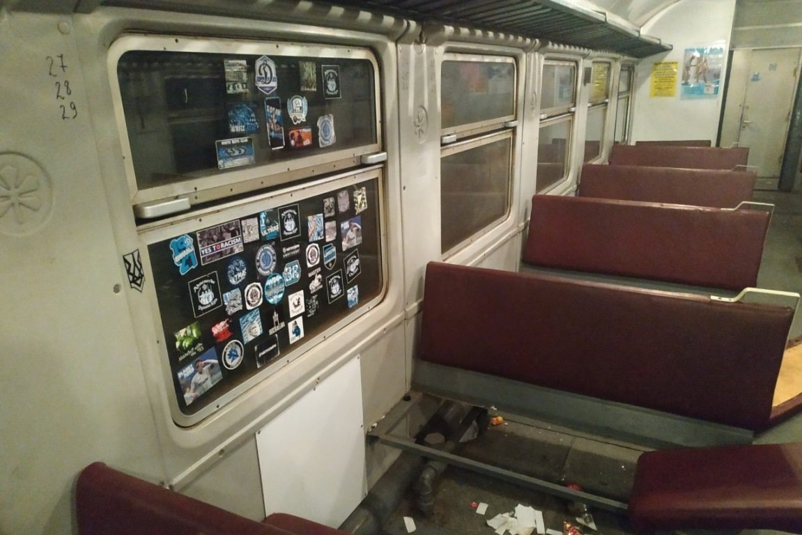 Футбольные болельщики разгромили вагон пригородного поезда Футбольные болельщики разгромили вагон пригородного поезда