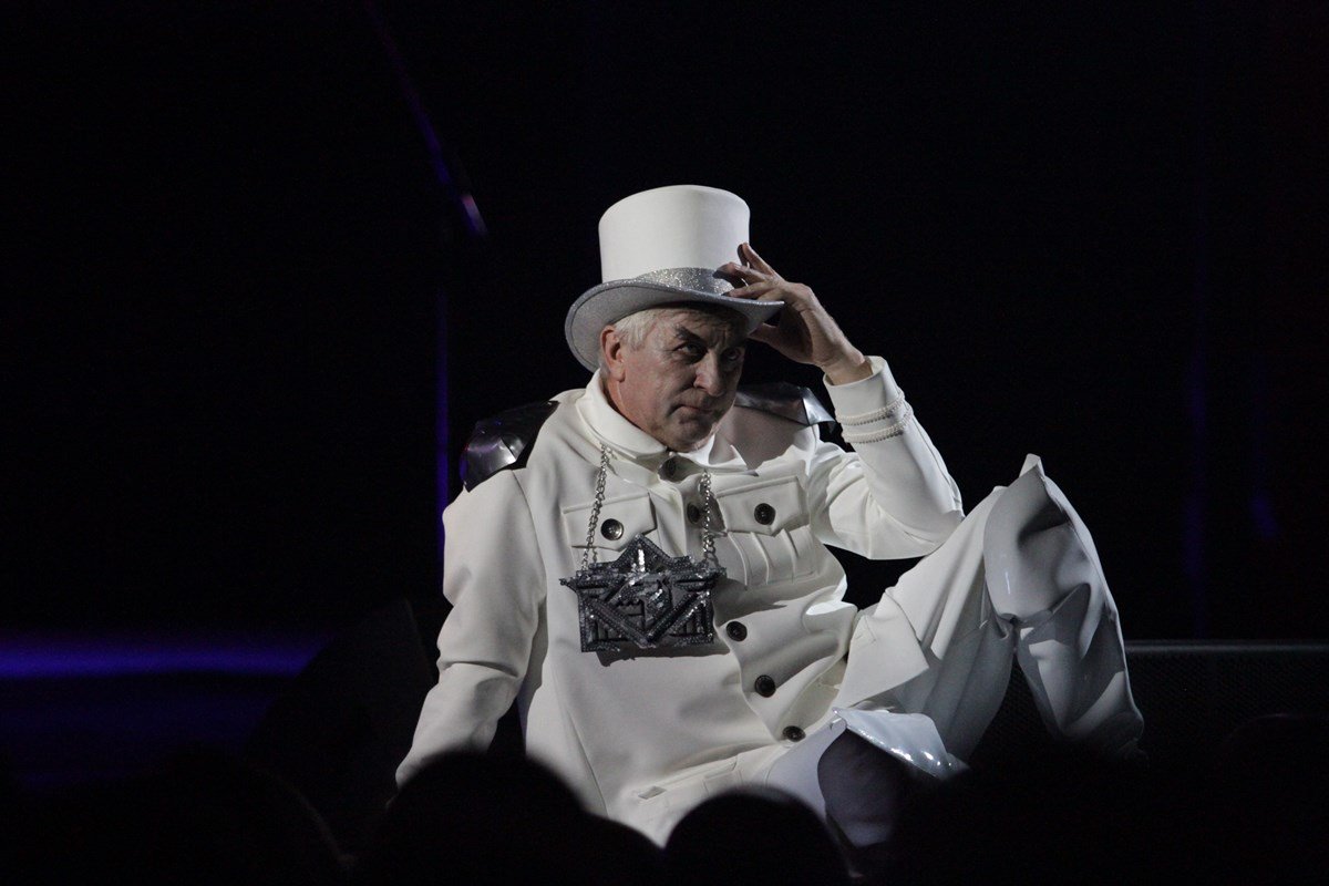 Сказка для взрослых с каждым новым поворотом сюжета и каждой новой репликой артистов обрастает волнующими реалистичными деталями