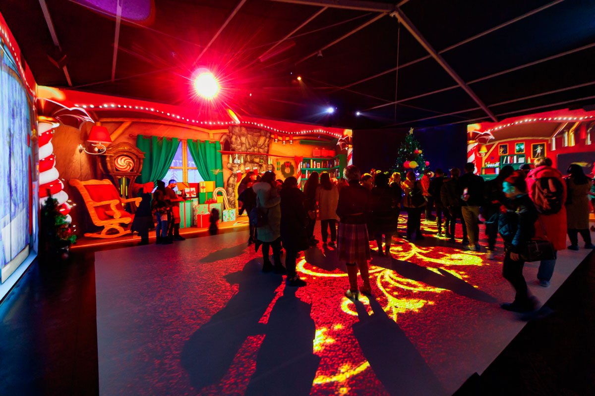 Комплекс голографических проекций, анимаций, звуковых и световых эффектов смогли оценить как юные, так и взрослые посетители