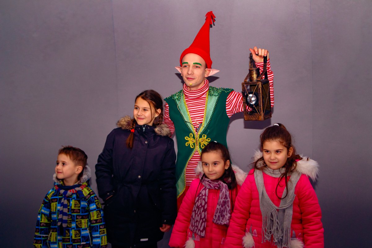 Проводник мероприятия - эльф Эйнар. Он и проведет по всем локациям современного Санты