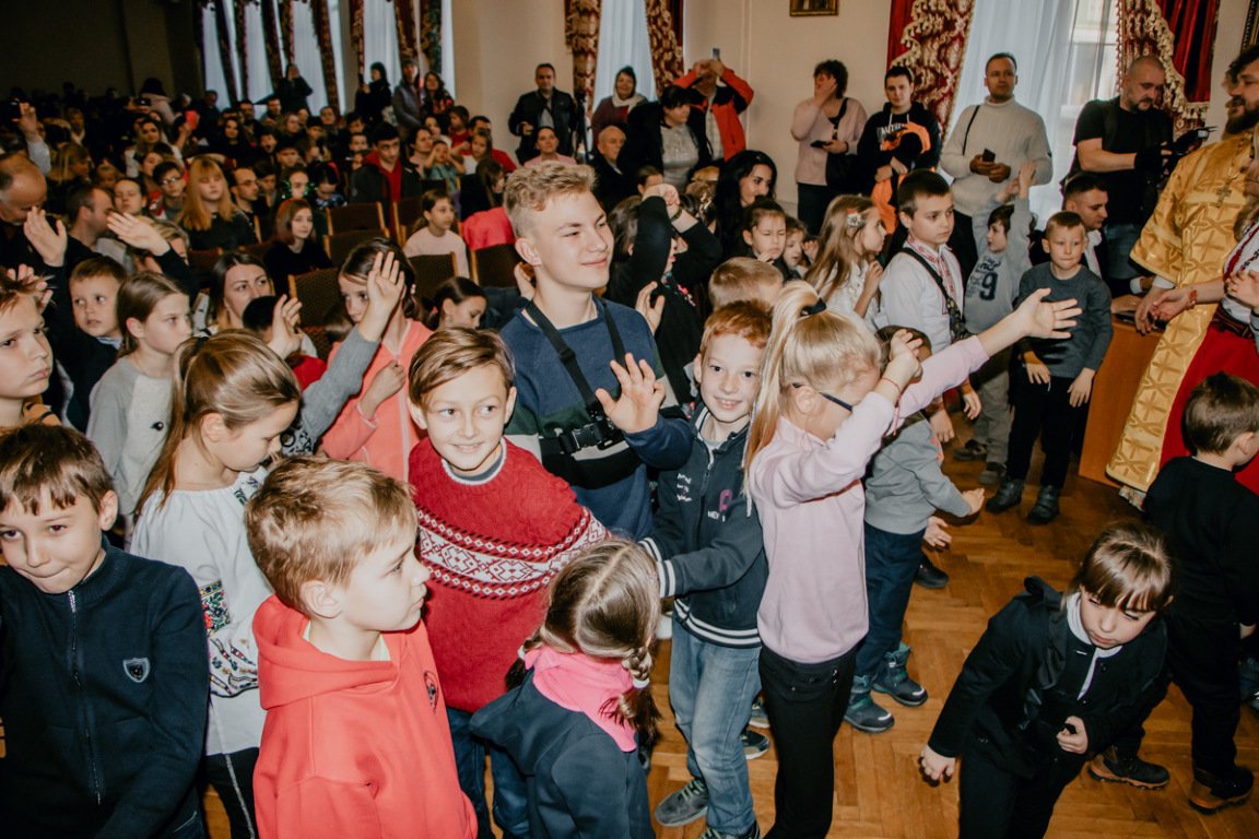 Дети смотрели на выступления украинских артистов и водили хороводы вместе с певцами Дети смотрели на выступления украинских артистов и водили хороводы вместе с певцами