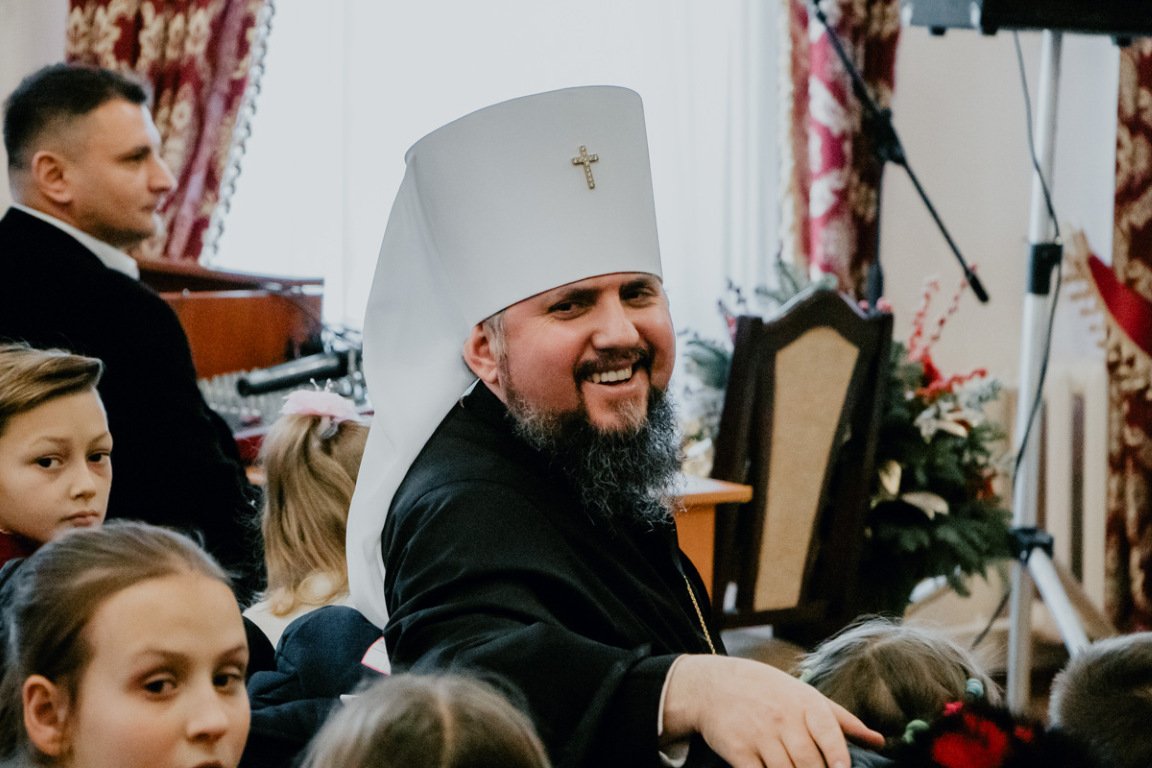 Митрополит Эпифаний просидел весь концерт вместе с детьми Митрополит Эпифаний просидел весь концерт вместе с детьми