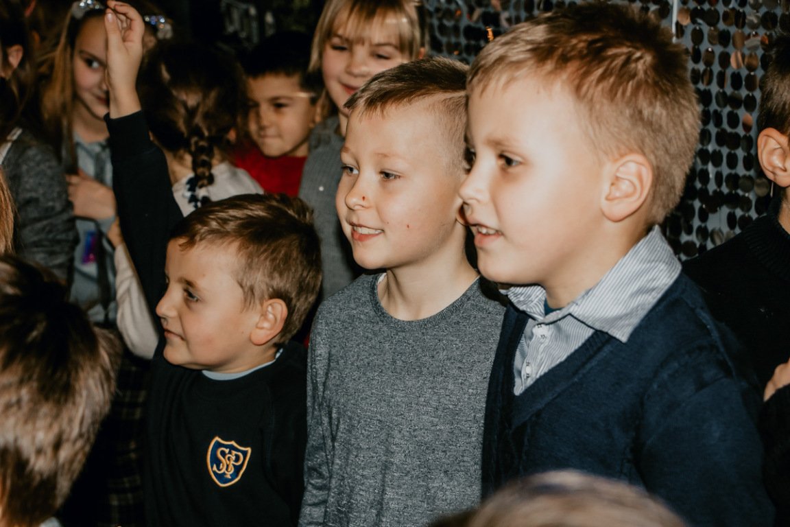 Каждый был поглощен развлекательным мероприятием Каждый был поглощен развлекательным мероприятием