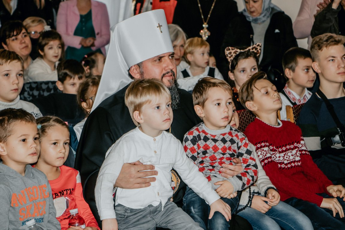 Митрополит Эпифаний сидел в зрительном зале с детками на руках Митрополит Эпифаний сидел в зрительном зале с детками на руках