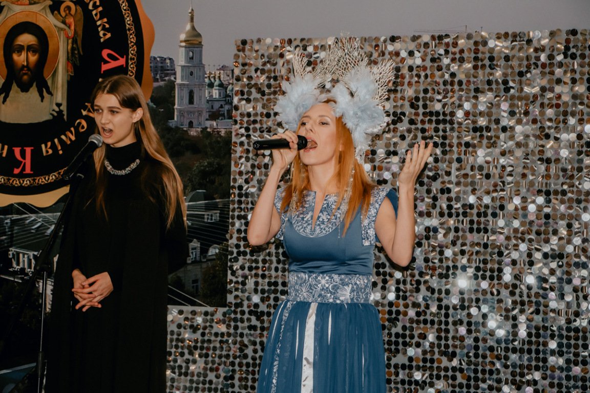 Детей также поздравила известная украинская певица ILLARIA Детей также поздравила известная украинская певица ILLARIA