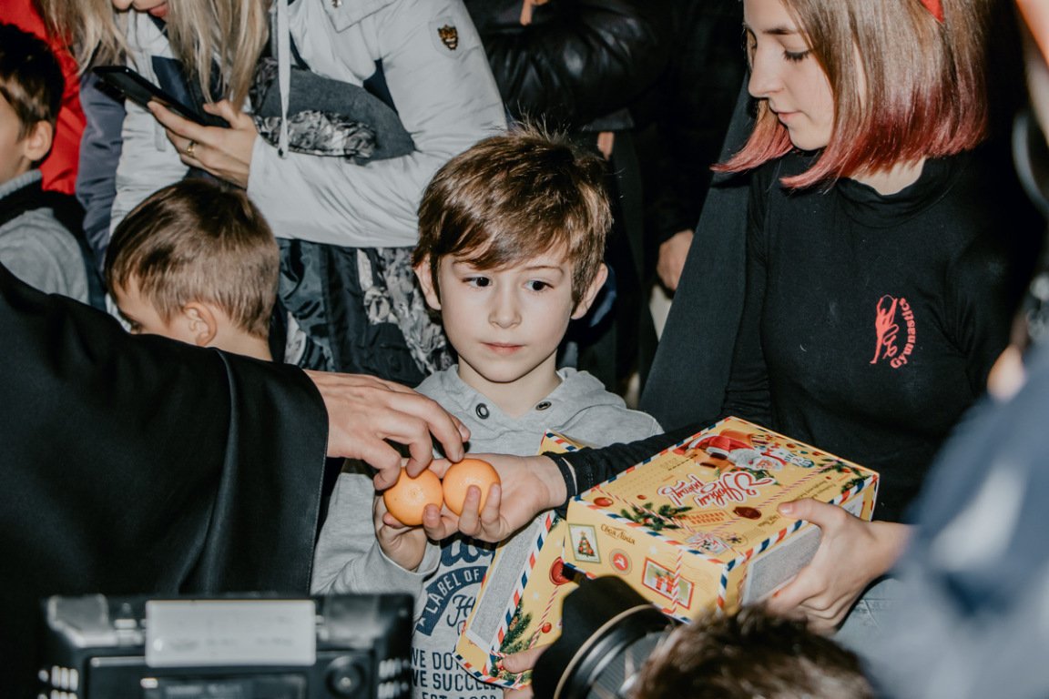 В конце концерта каждому ребенку подарили сладкий подарочек и мандарины В конце концерта каждому ребенку подарили сладкий подарочек и мандарины