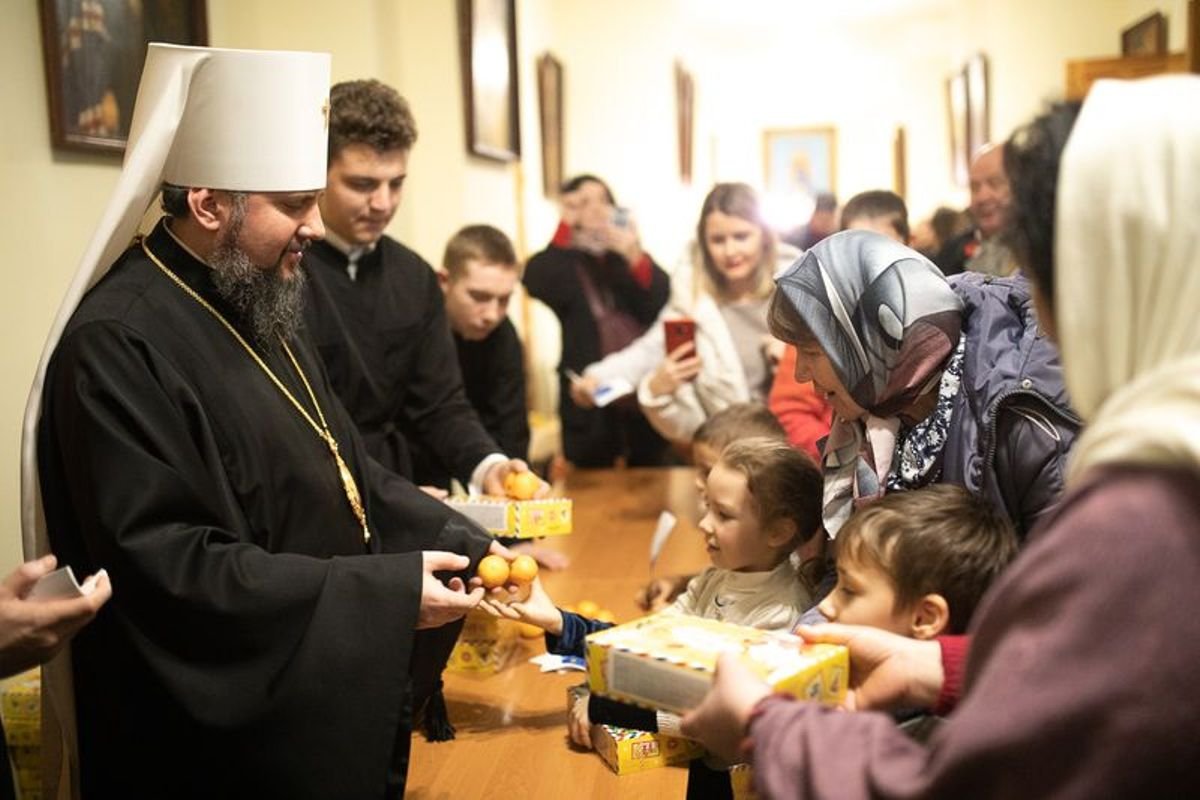 Митрополит лично вручал подарки детям Митрополит лично вручал подарки детям