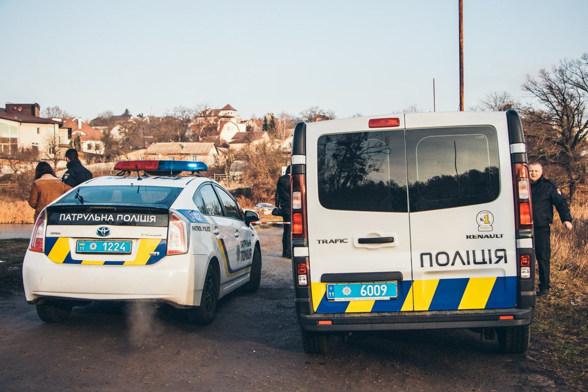 На месте работали экипажи патрульной полиции, следственно-оперативные группы и судмедэксперты