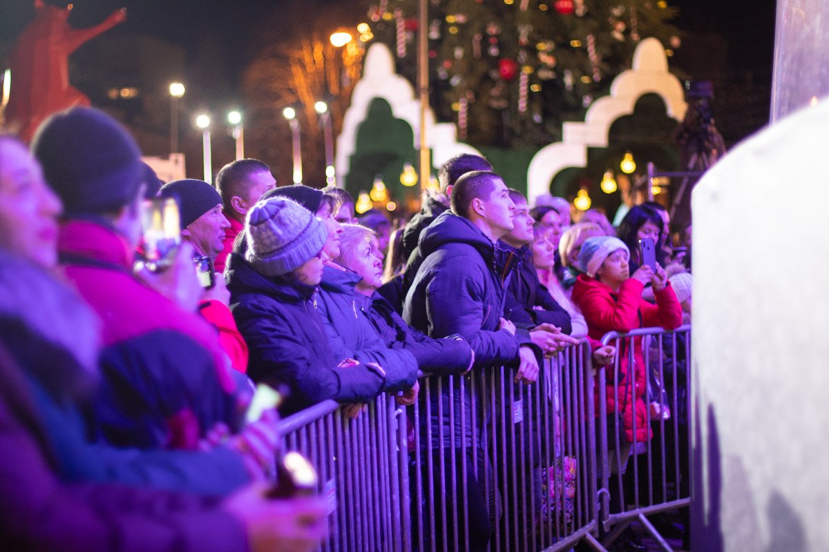 Тысячи людей собрались, чтобы запечатлеть это мгновение