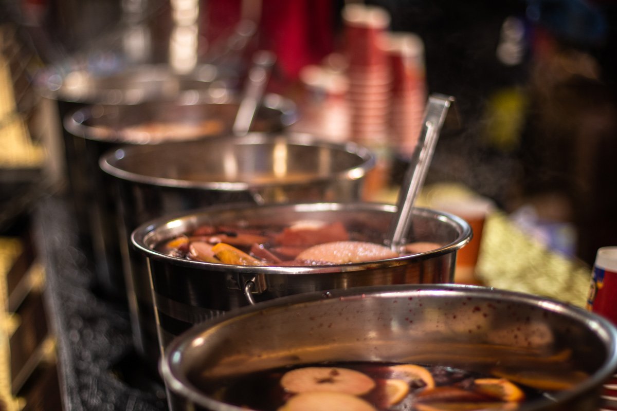 Люди пили глинтвейн