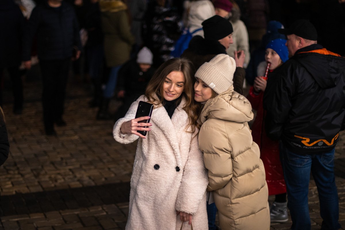 Многие фотографировались в зимнем городке
