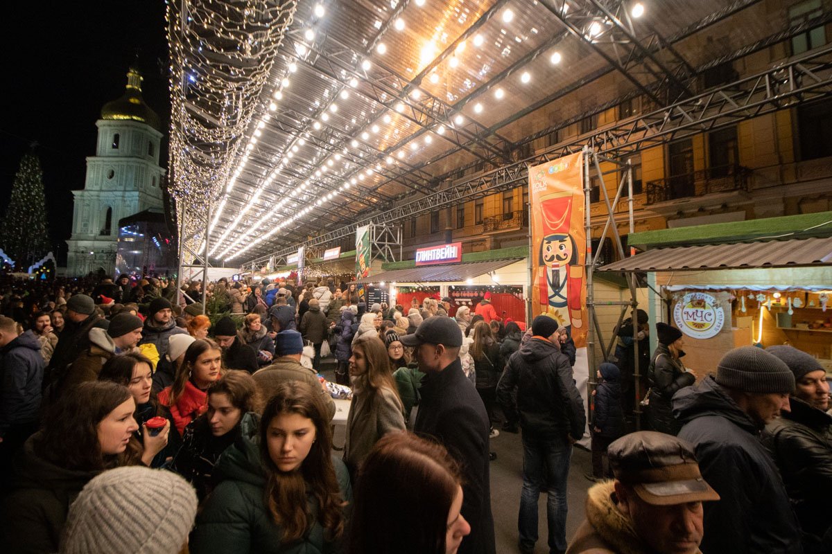 Когда к главной елке вышел святой Николай, а с ним и Кличко, то на площади уже яблоку было негде упасть