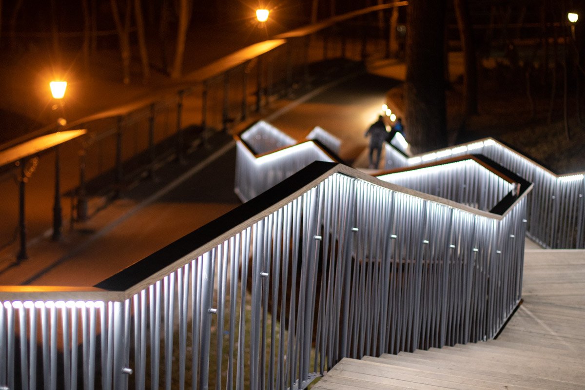 Но иногда большое количество лучезарных инсталляций и толпы людей на праздничных локациях очень утомляют