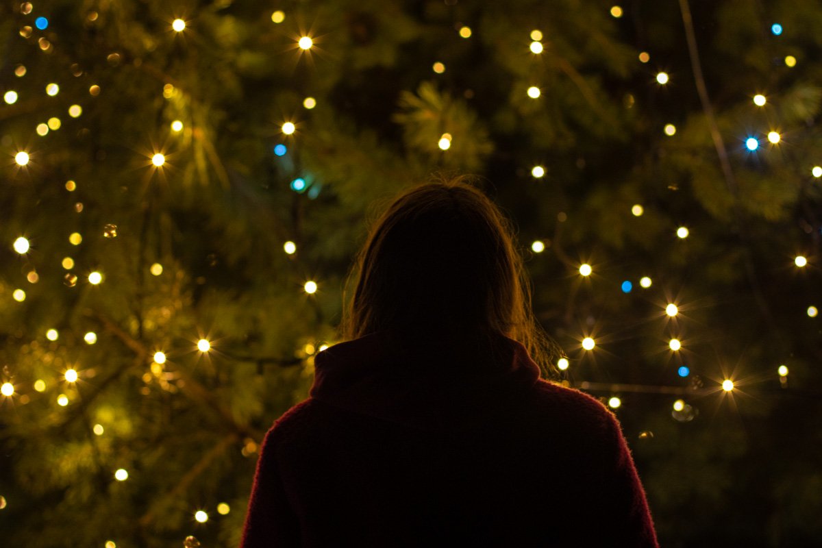 Согласитесь, так круто иногда погрузиться в свои мысли в полной тишине, отвлекаясь лишь на не самые яркие мерцания гирлянд