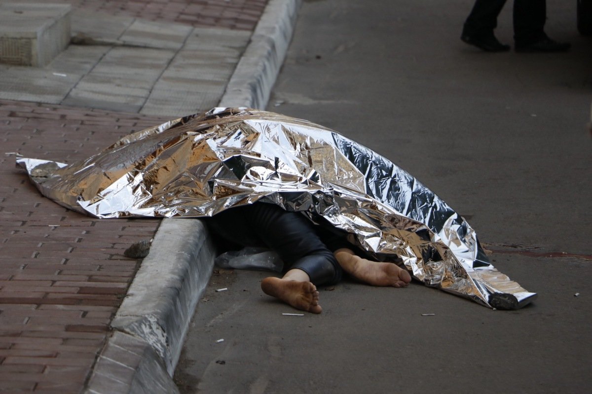 Бездыханное тело около дома обнаружили прохожие