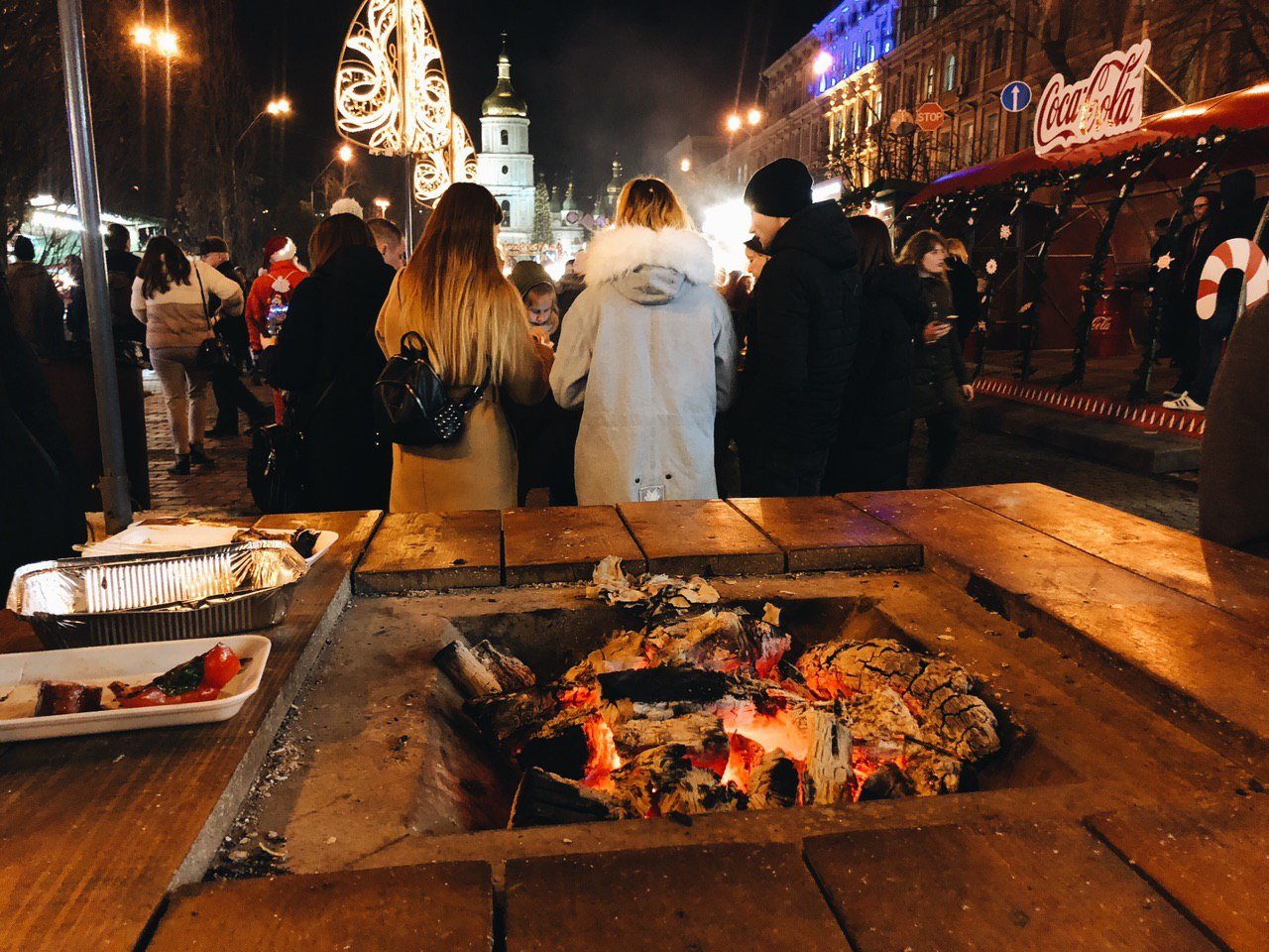 Классные столики с костром в центре