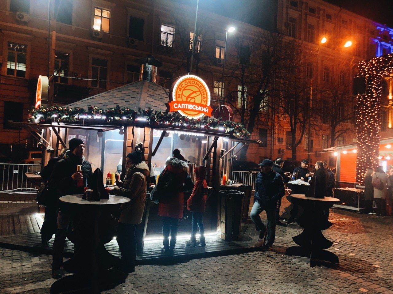 Многие лотки установили свои столики