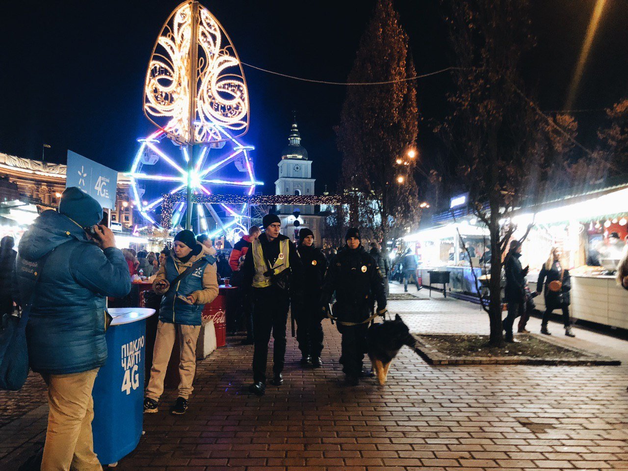 Много полиции, которая следит за безопасностью на ярмарке 