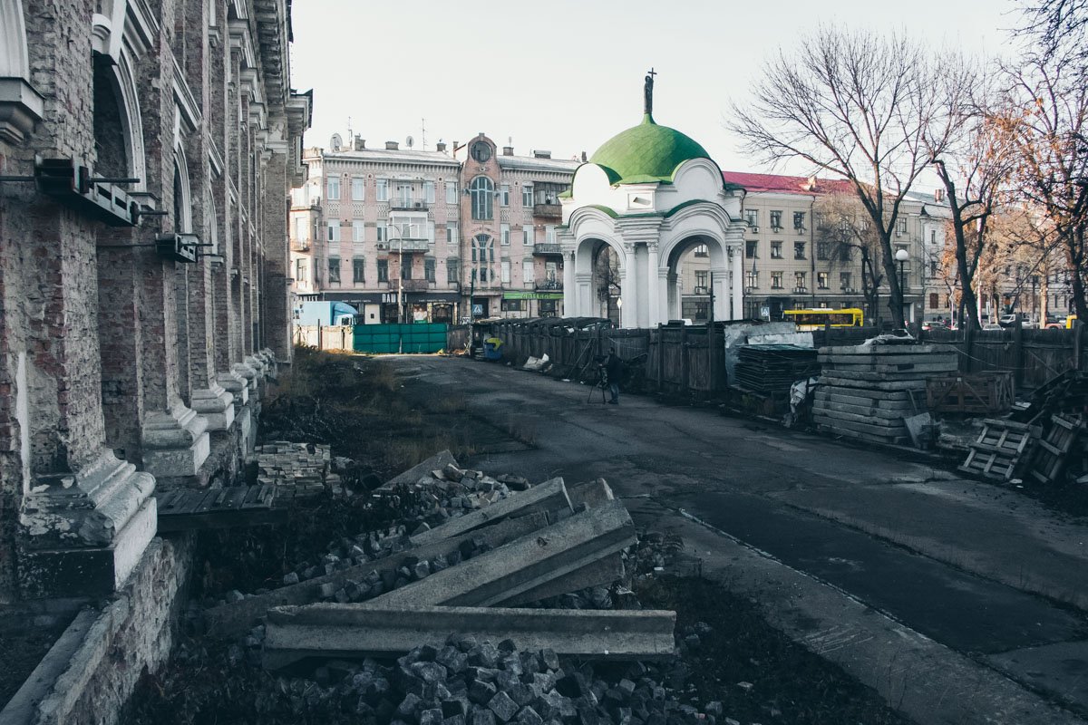 Территория за забором. Все замерло. Идем внутрь и посмотрим, что там Территория за забором. Все замерло. Идем внутрь и посмотрим, что там