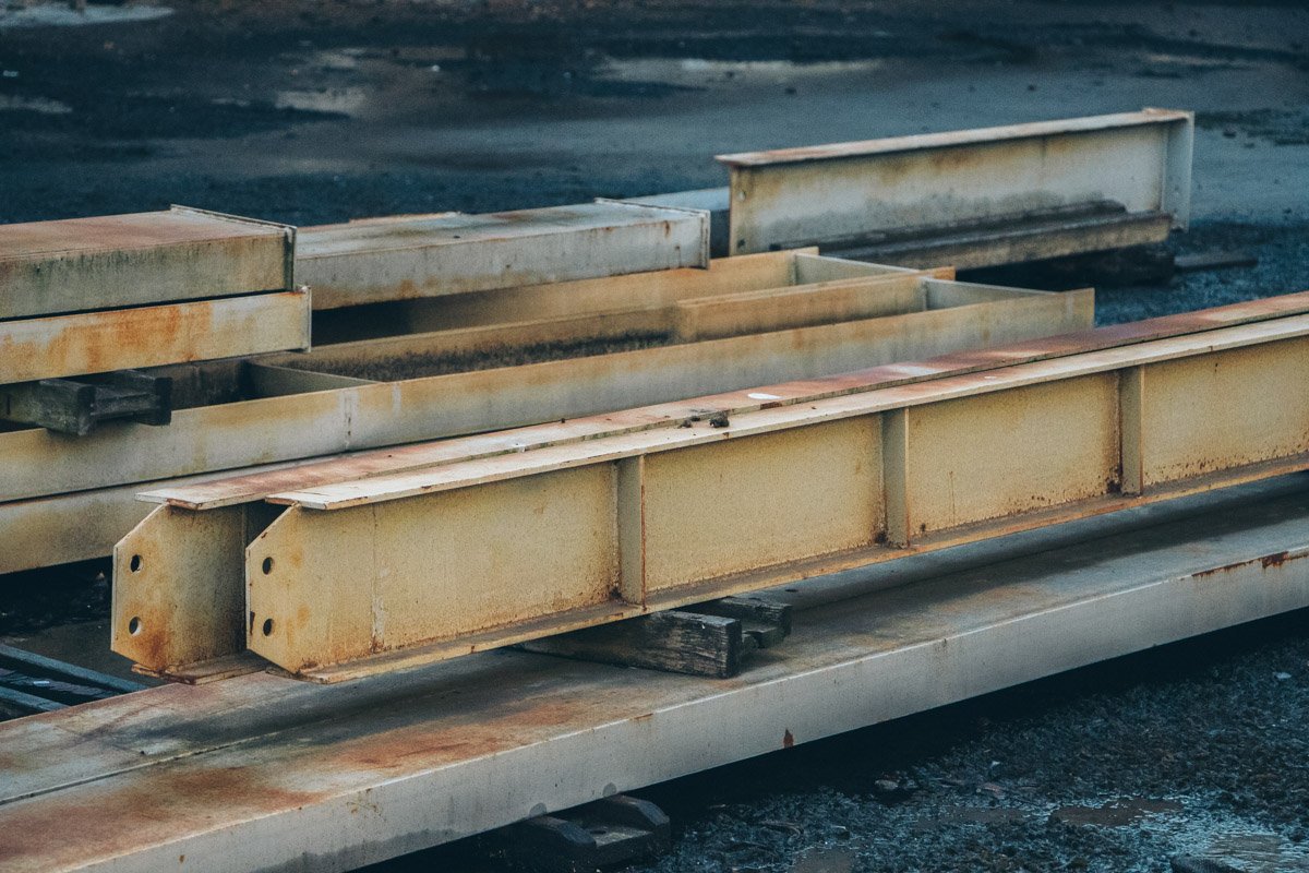 Остатки обещанной реконструкции, которая так и не закончилась. Металл тоже собирает ржавчину Остатки обещанной реконструкции, которая так и не закончилась. Металл тоже собирает ржавчину