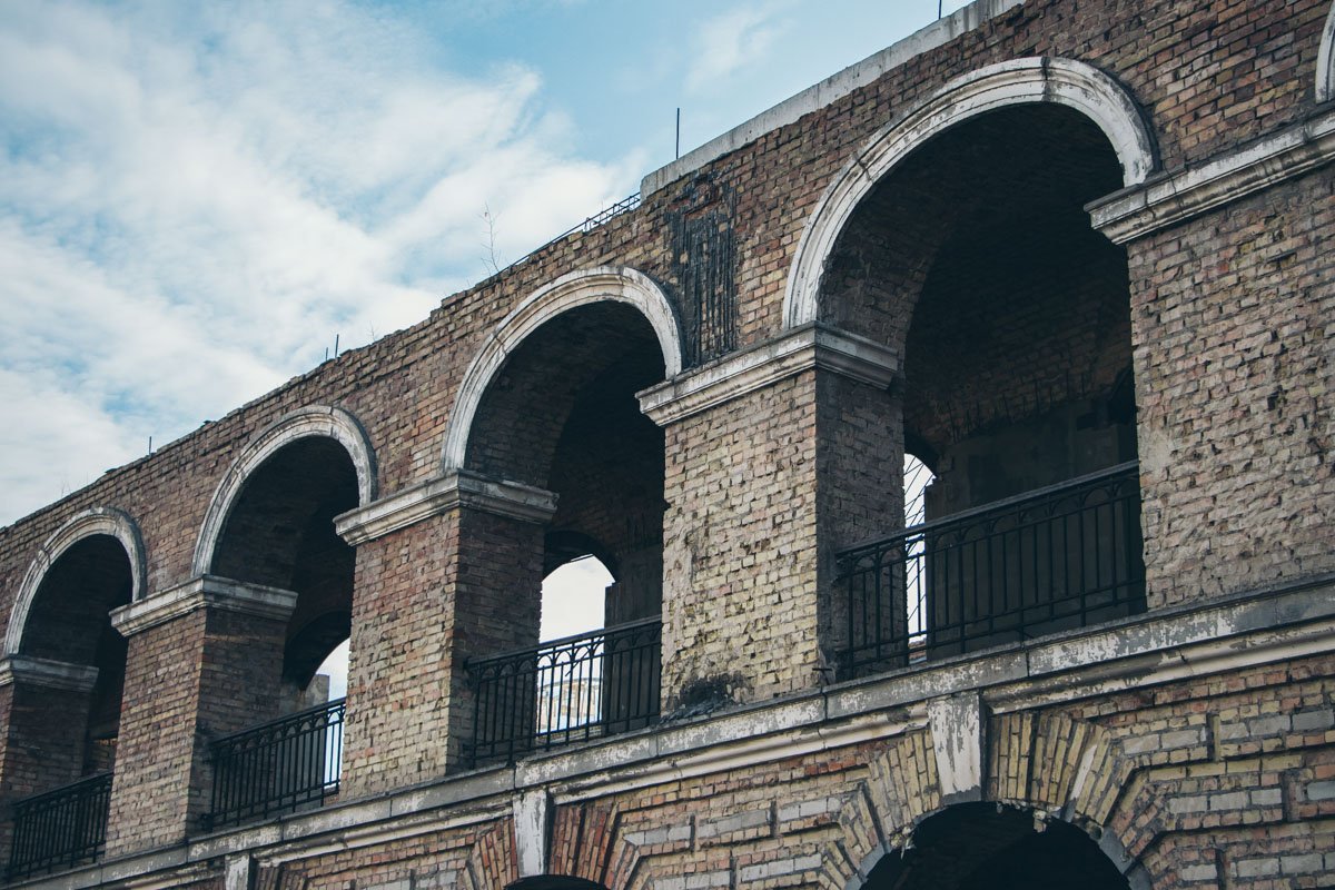 Поднимемся выше. Состояние кирпичей наверху видите? Постепенно осыпаются Поднимемся выше. Состояние кирпичей наверху видите? Постепенно осыпаются