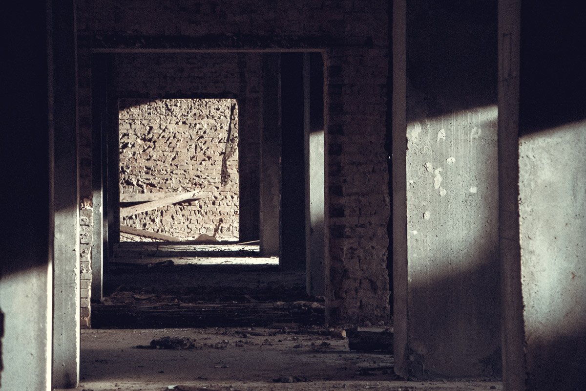 В коридорах нужно смотреть под ноги. Строители здесь давно не появлялись, а бетонный пол не везде выглядит надежно В коридорах нужно смотреть под ноги. Строители здесь давно не появлялись, а бетонный пол не везде выглядит надежно