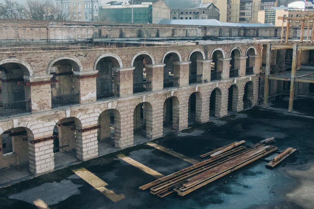 Часть перекрытий между вторым этажом и крышей отсутствует. А внизу постоянная влага Часть перекрытий между вторым этажом и крышей отсутствует. А внизу постоянная влага