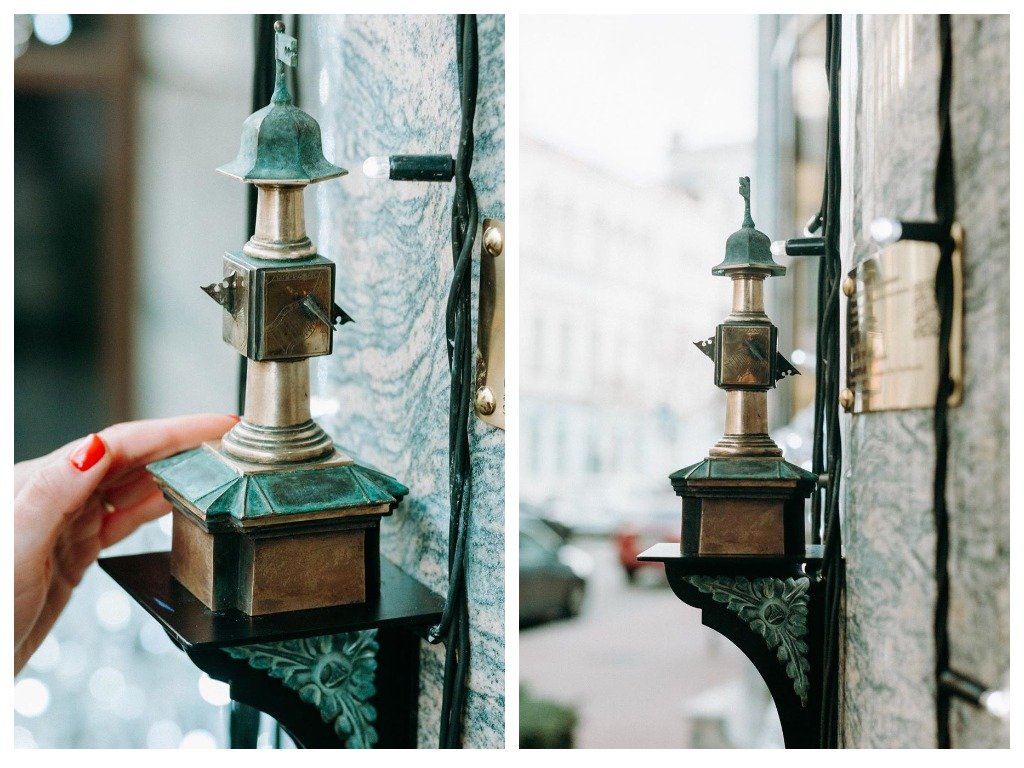 Она является копией самых старых солнечных часов столицы 