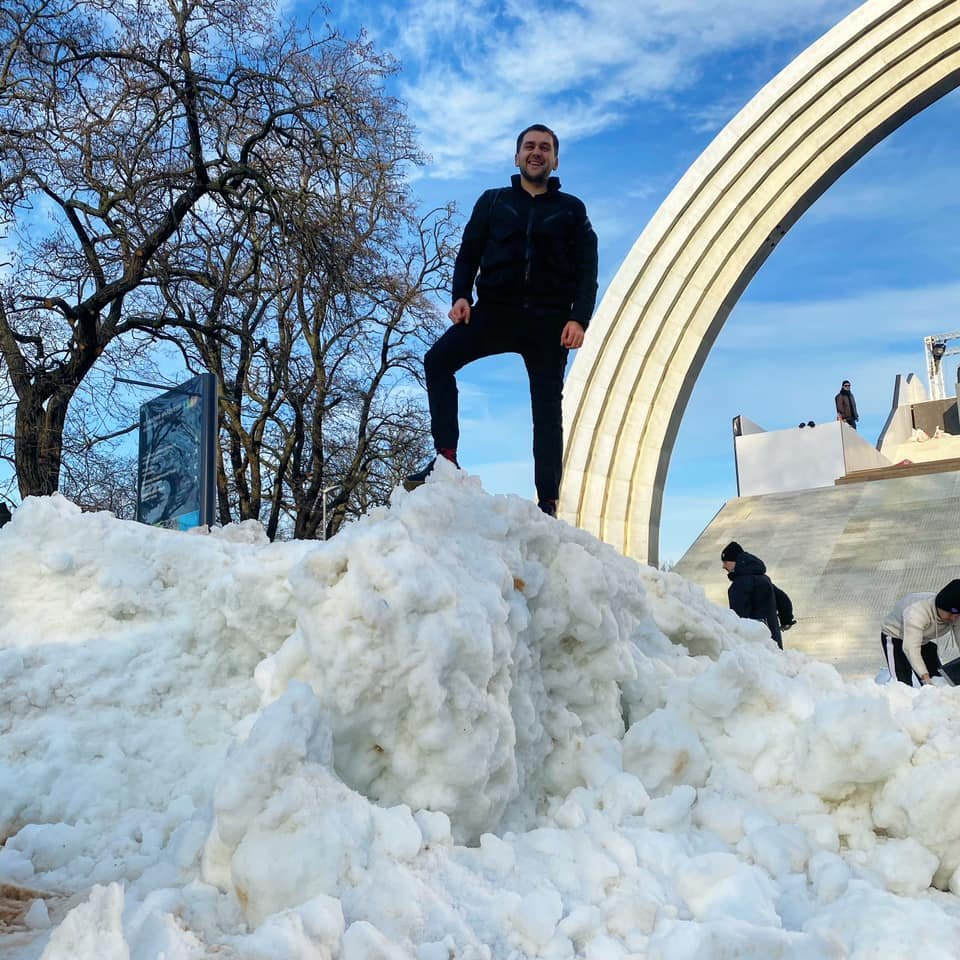 Активист и блогер Александр Барабошко уже разместил фото, где он позирует на сугробе Активист и блогер Александр Барабошко уже разместил фото, где он позирует на сугробе