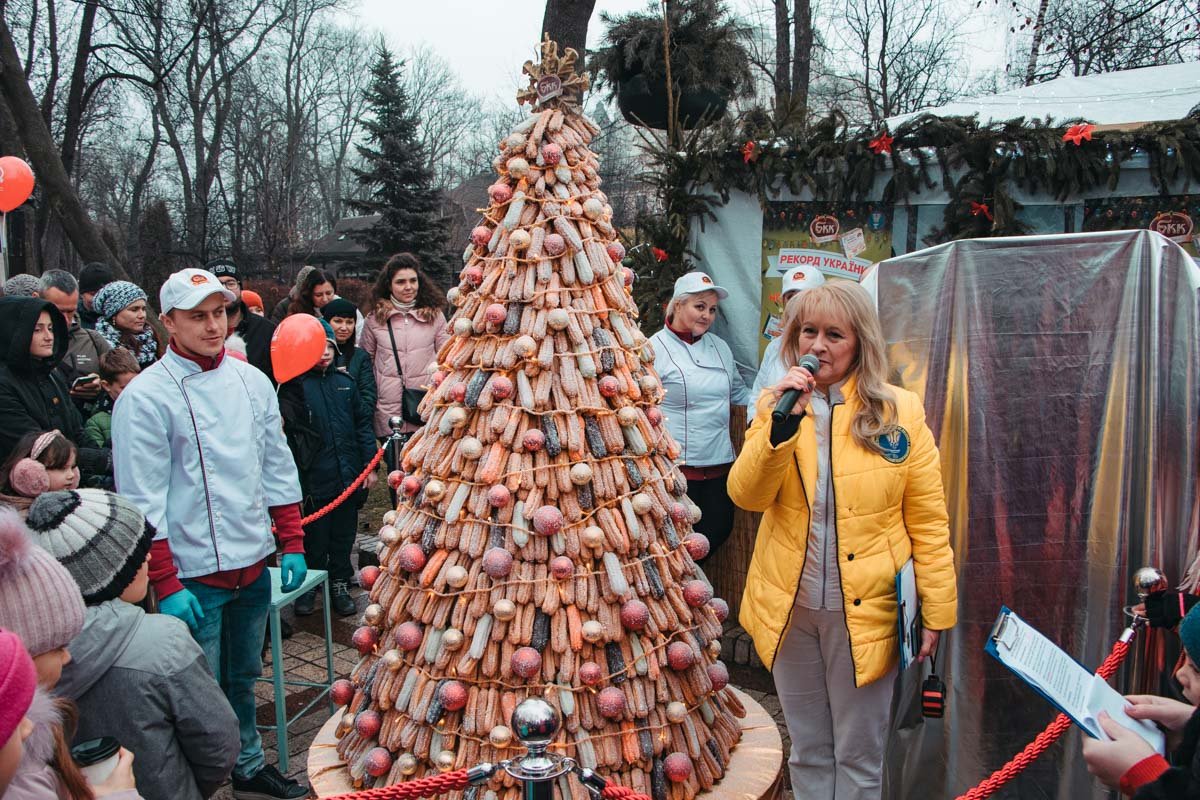 Елка из эклеров установила Национальный рекорд Украины Елка из эклеров установила Национальный рекорд Украины