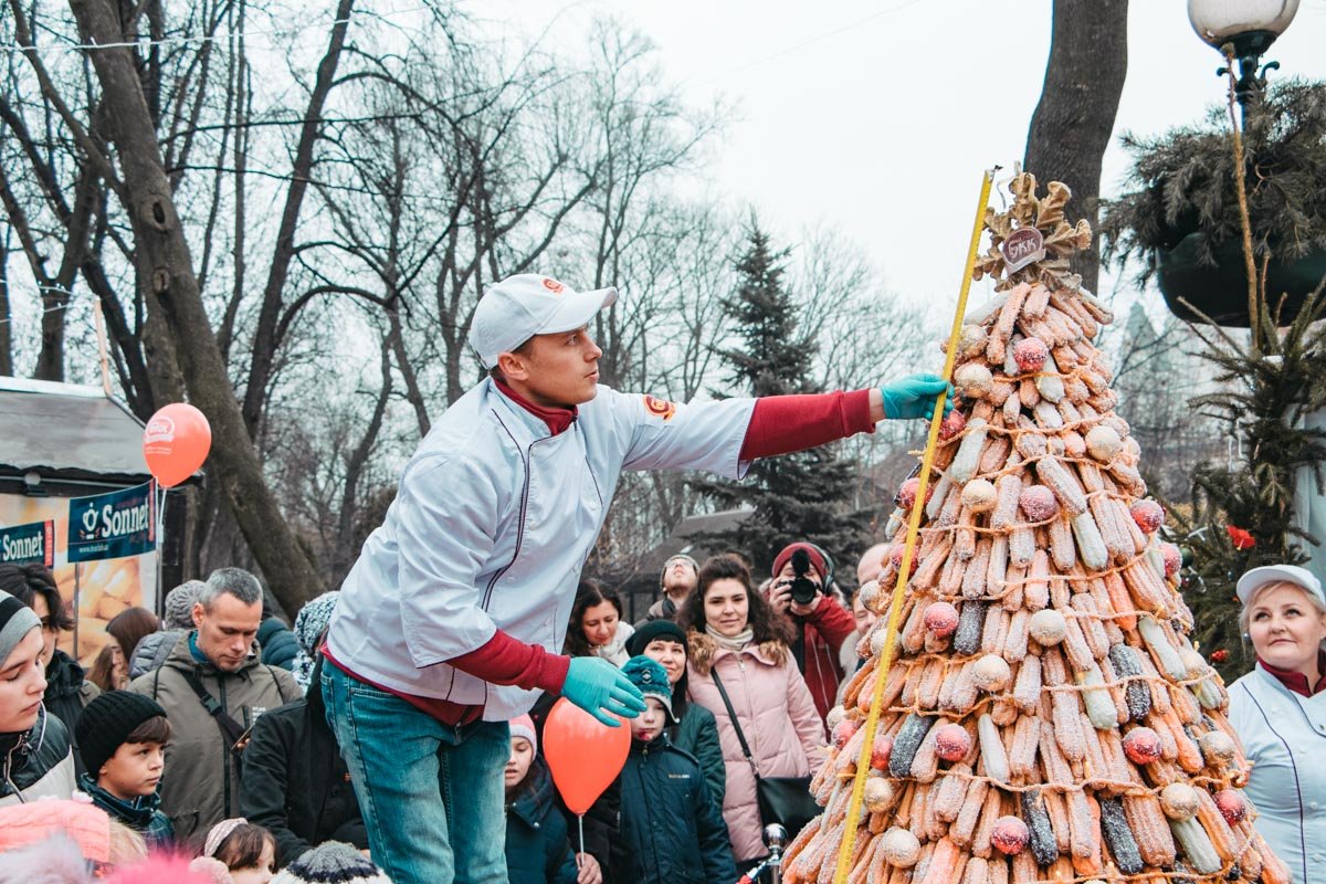 Елка длиной 2 метра 27 сантиметров Елка длиной 2 метра 27 сантиметров