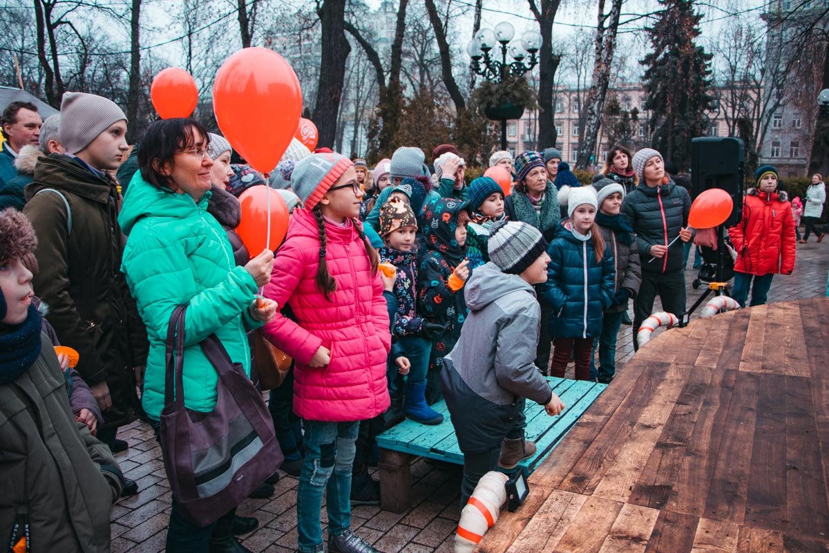 Посмотреть на сладкую елку собрались много взрослых с детьми Посмотреть на сладкую елку собрались много взрослых с детьми