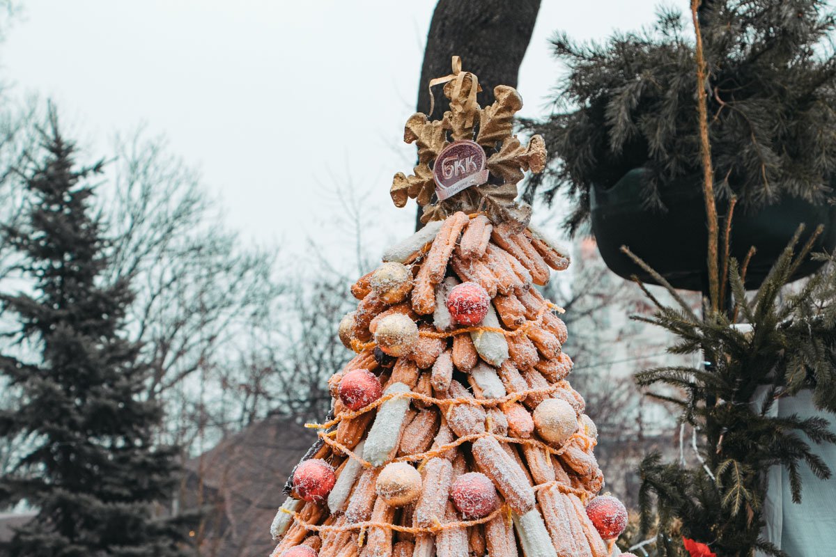 Елку украсили 1500 эклеров Елку украсили 1500 эклеров