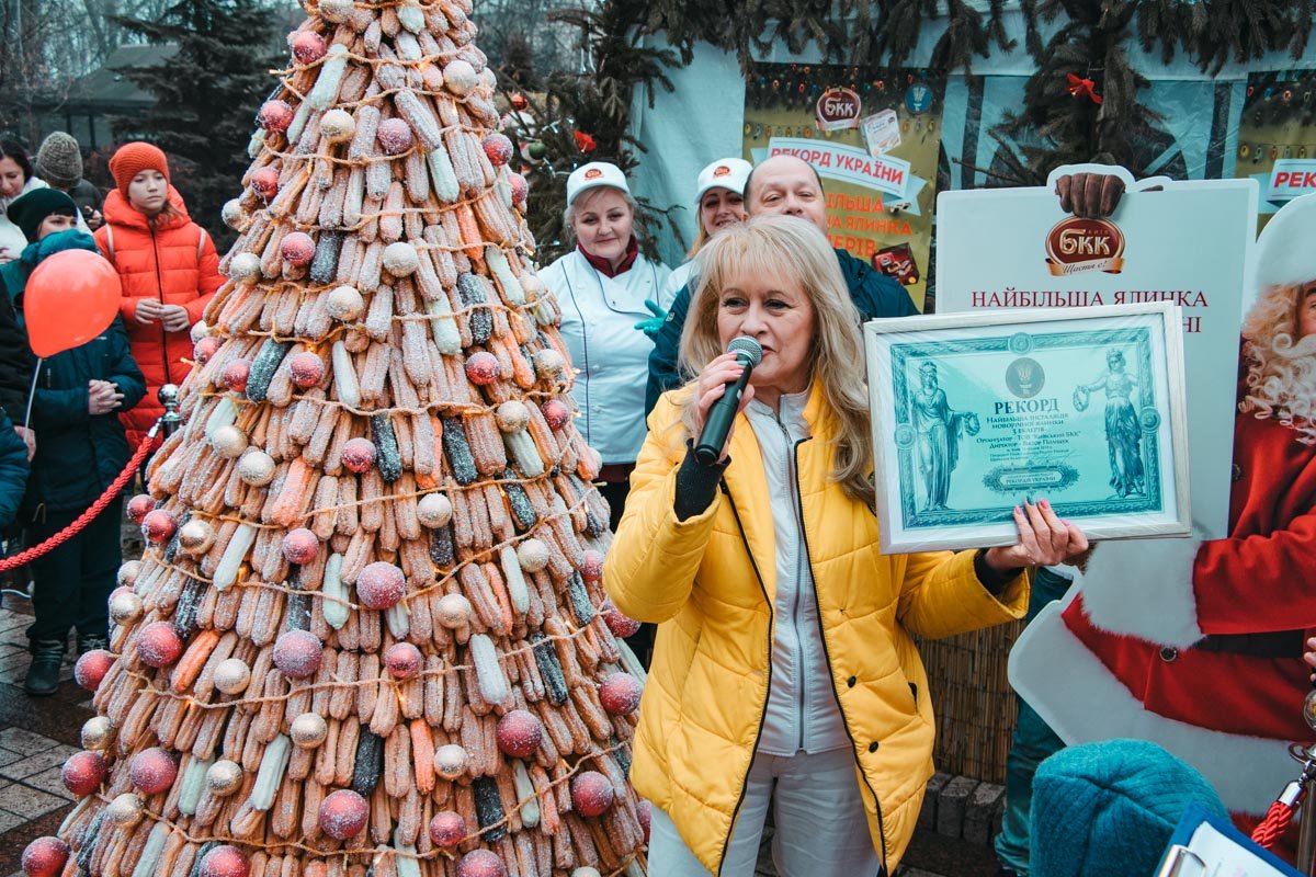 Лана Ветрова, руководительница Национального реестра рекордов Украины, лично наградила компанию "БКК" сертификатом Лана Ветрова, руководительница Национального реестра рекордов Украины, лично наградила компанию "БКК" сертификатом