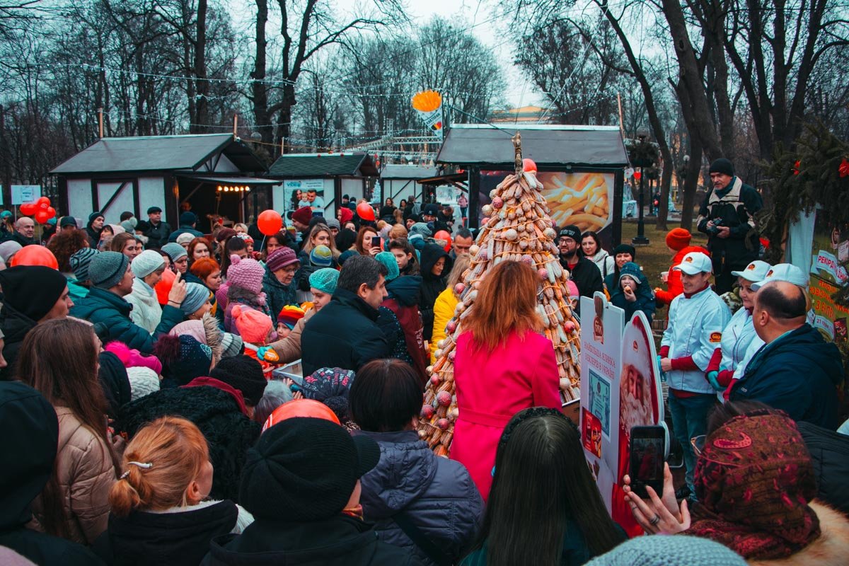 Всех желающих угощали эклерами Всех желающих угощали эклерами