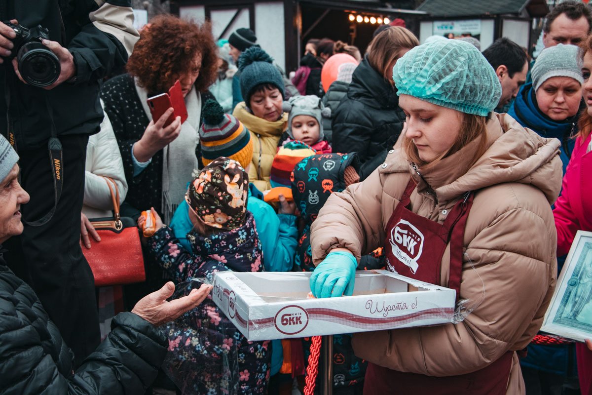 Сотрудники "БКК" раздавали сладости абсолютно каждому Сотрудники "БКК" раздавали сладости абсолютно каждому