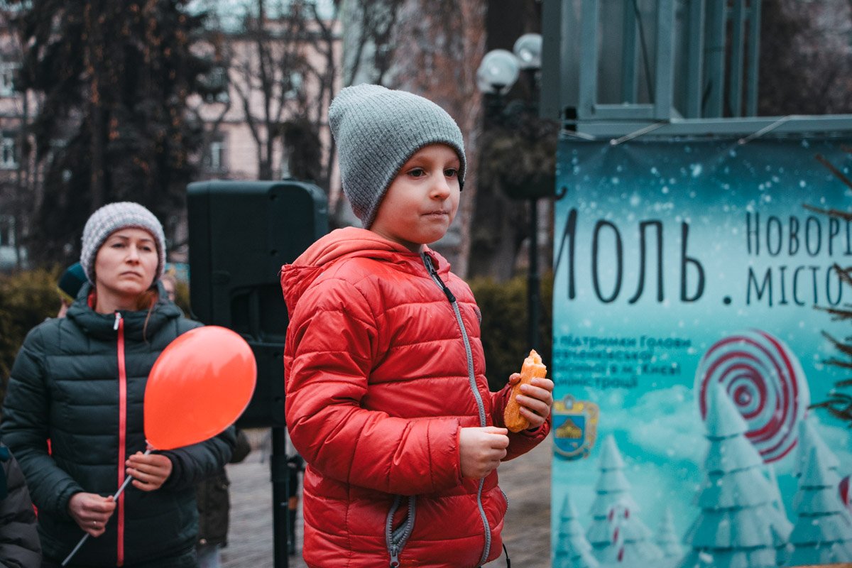 Дети остались довольны и от елки, и от эклеров Дети остались довольны и от елки, и от эклеров