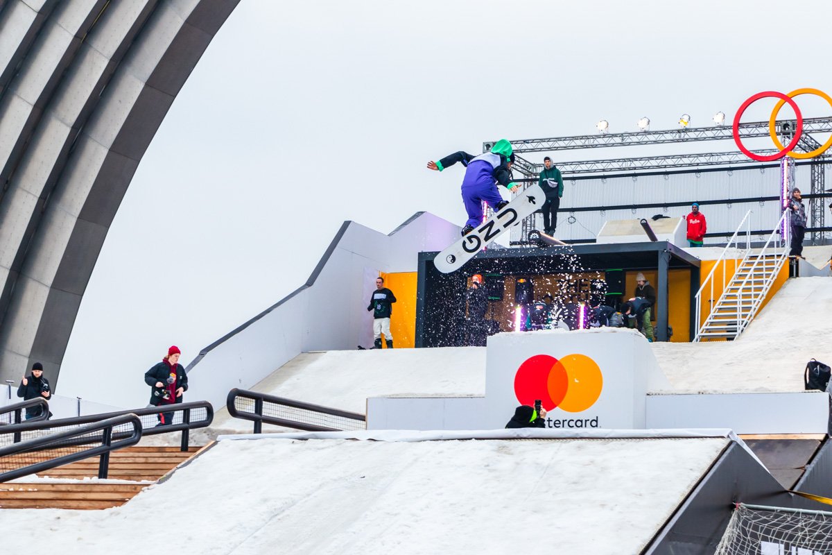 Для этого события в Киев завезли около 200 кубов снега из разных точек страны Для этого события в Киев завезли около 200 кубов снега из разных точек страны