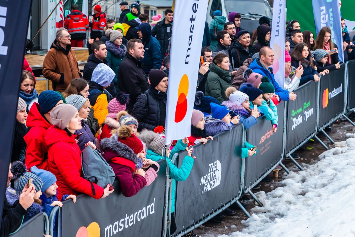 На фестиваль пришли посмотреть много людей На фестиваль пришли посмотреть много людей