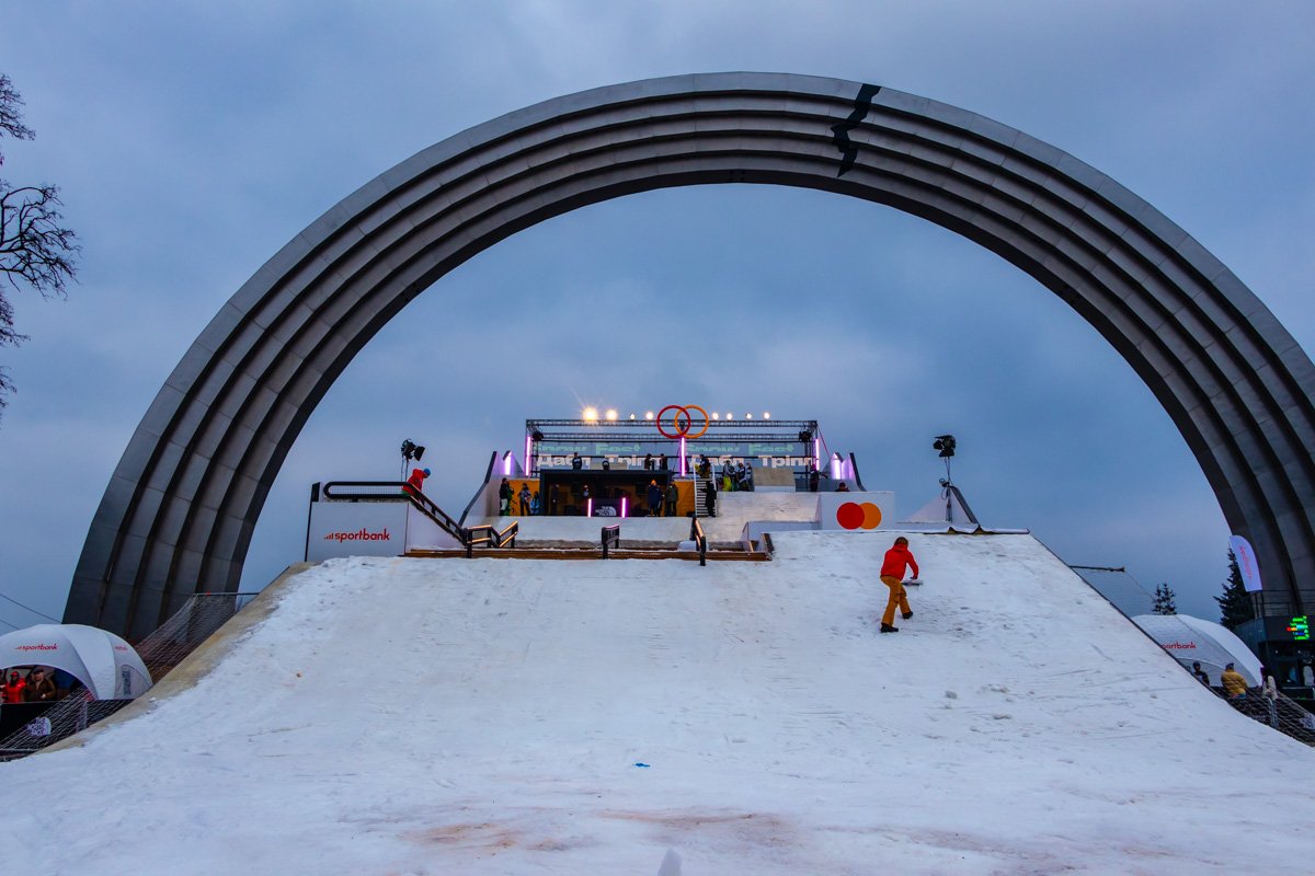 Фестиваль проходит возле Арки дружбы народов Фестиваль проходит возле Арки дружбы народов
