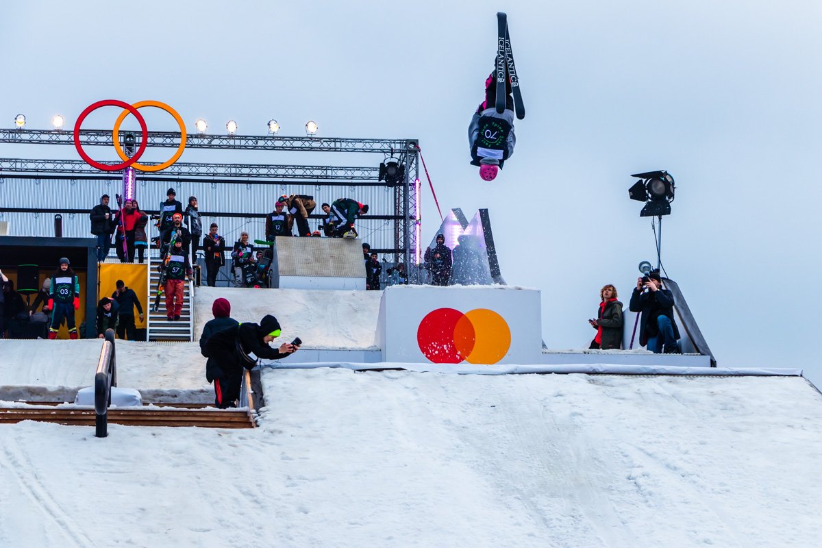 Участники демонстрировали свои умения на новопостроенном трамплине в сноупарке Участники демонстрировали свои умения на новопостроенном трамплине в сноупарке