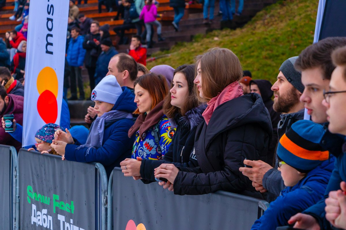 Все взволновано наблюдали за трюками сноубордистов Все взволновано наблюдали за трюками сноубордистов