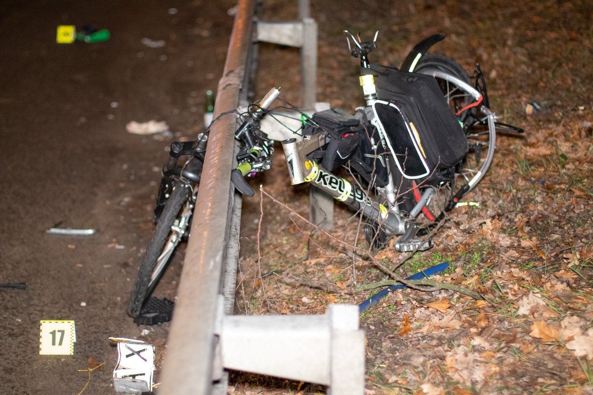 Автомобиль Chevrolet Aveo сбил велосипедистов Автомобиль Chevrolet Aveo сбил велосипедистов