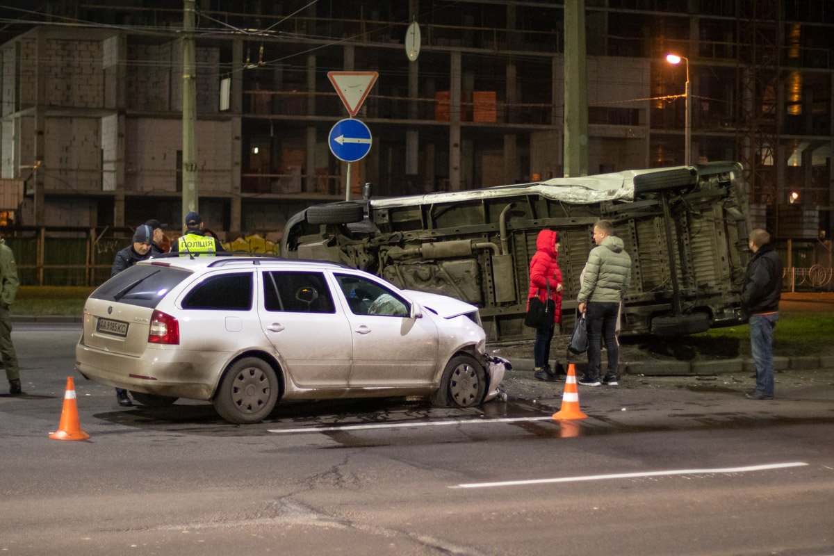 В ночь на 22 декабря в Киеве по адресу проспект Романа Шухевича, 5 произошло ДТП с опрокидыванием