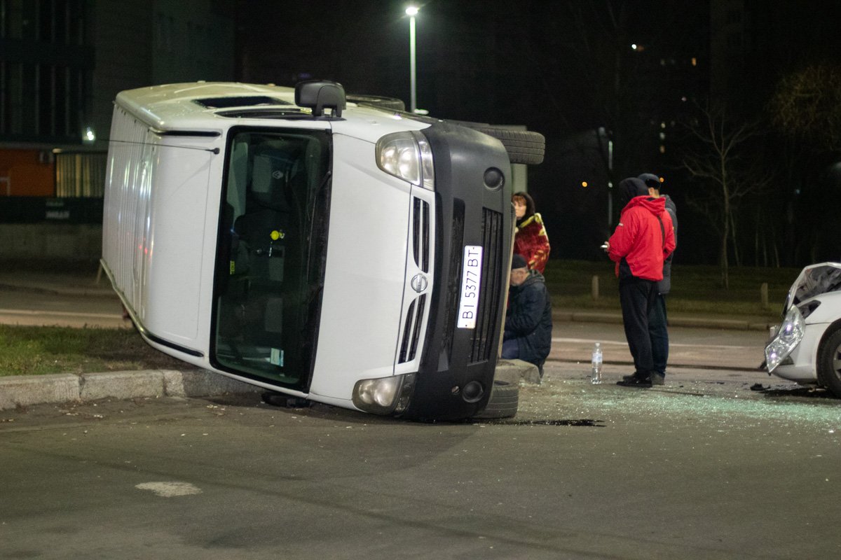 Столкнулись микроавтобус Nissan и Skoda Octavia