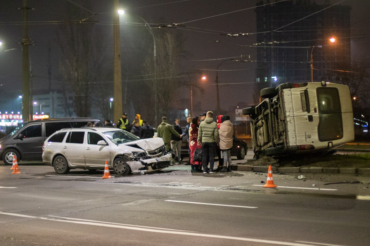 Оба автомобиля получили серьезные повреждения