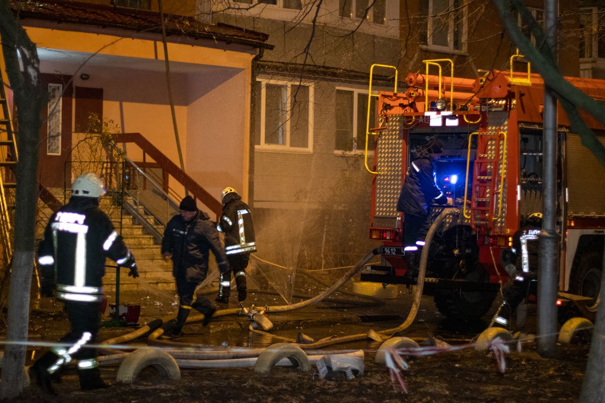 Из горящей квартиры спасли жильцов и собаку