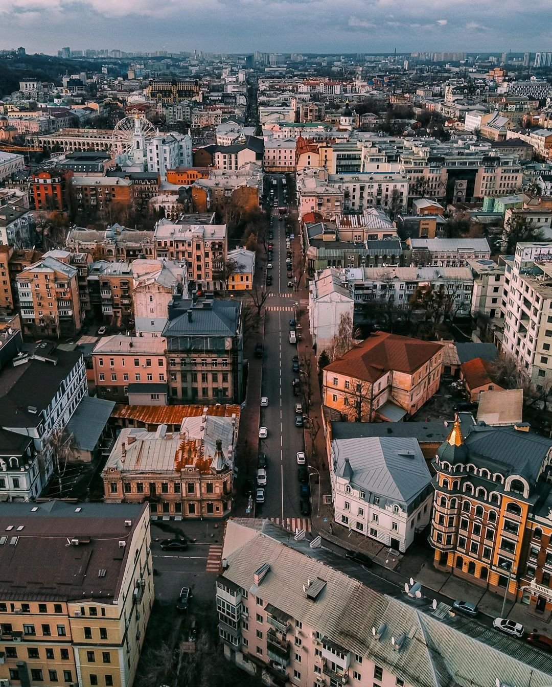 Прежде чем вовсю проникаться новогодним настроением, оцените красоту Подола с высоты птичьего полета. Фото - @fantakr Прежде чем вовсю проникаться новогодним настроением, оцените красоту Подола с высоты птичьего полета. Фото - @fantakr