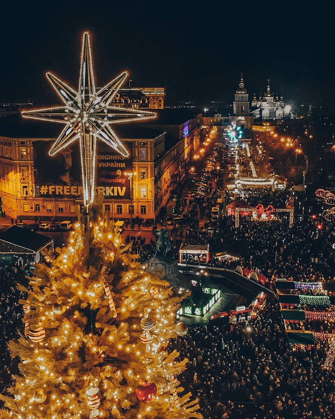 А уж с наступлением темноты и в праздничных огнях фотография тут же настраивает на нужный лад! Фото - @jekaloc А уж с наступлением темноты и в праздничных огнях фотография тут же настраивает на нужный лад! Фото - @jekaloc