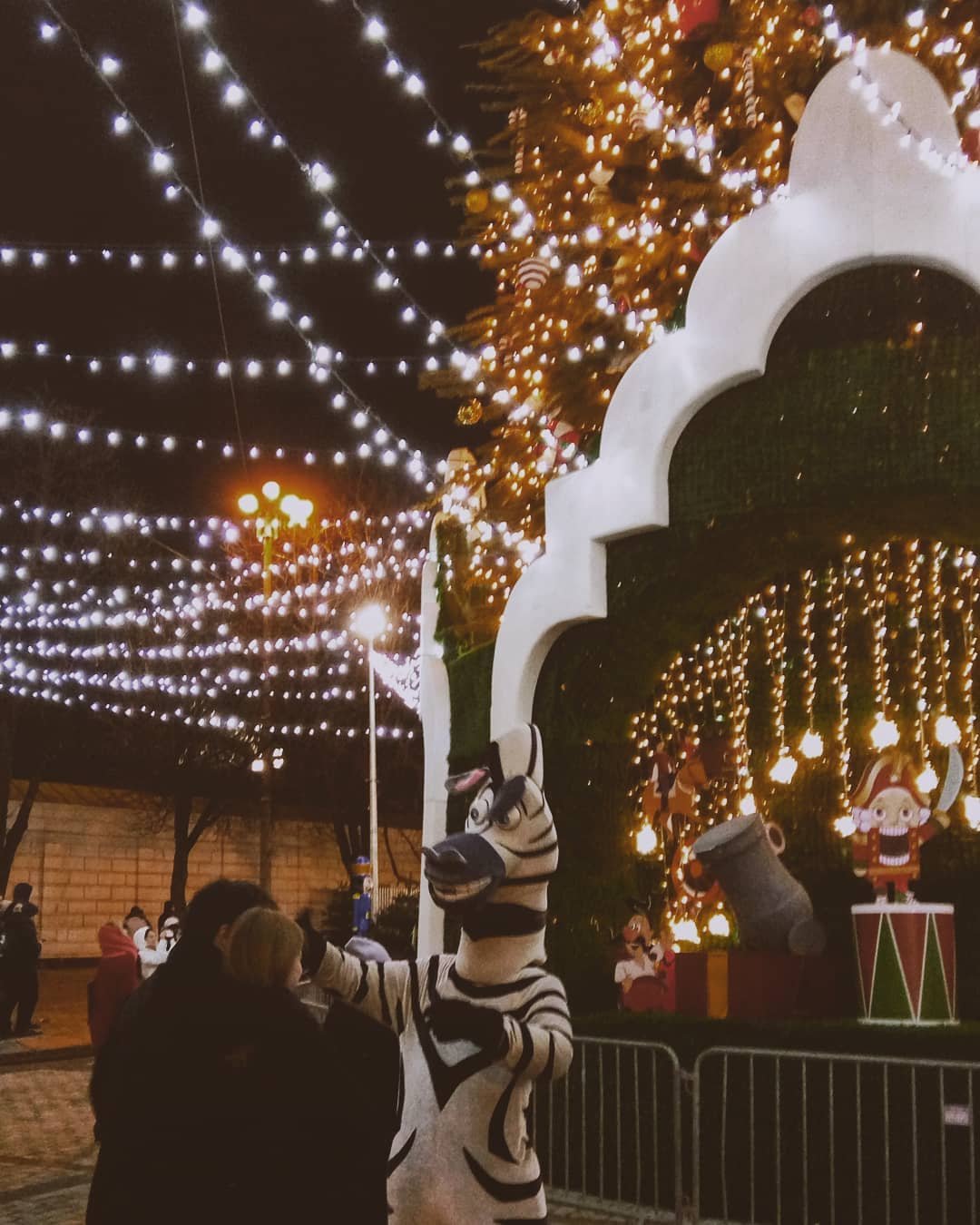 И снова главная елка страны, на этот раз с ее стойким стражем в объективе @about_j.u.l.i.e И снова главная елка страны, на этот раз с ее стойким стражем в объективе @about_j.u.l.i.e